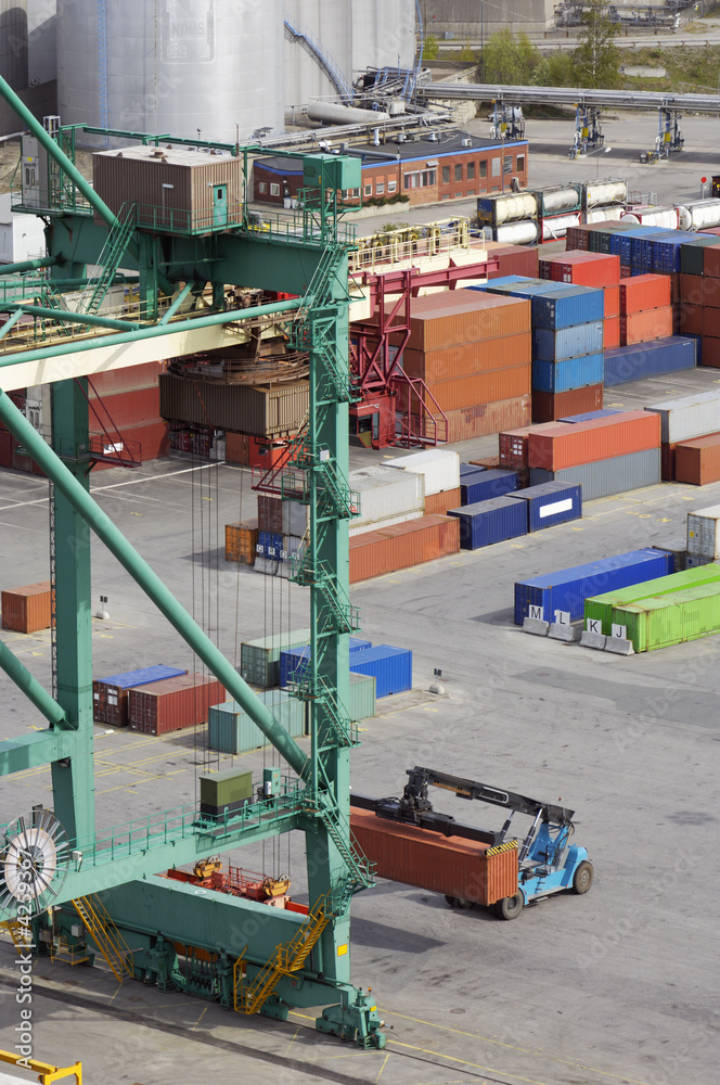 Naklejka premium port kontenerowy widziany z helikoptera