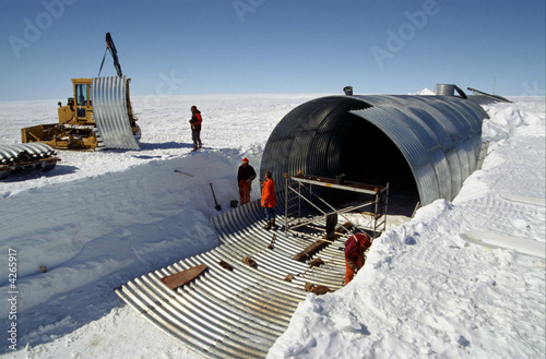 Construction d'un hangar en Antarctique photo