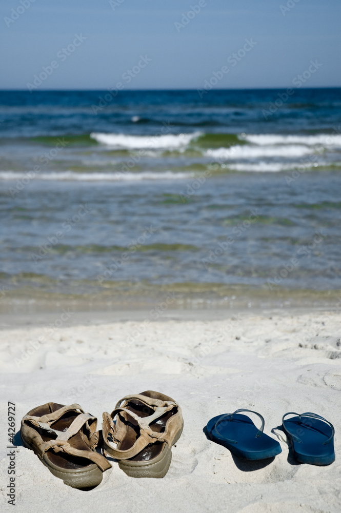 Obraz premium Shoes on the beach