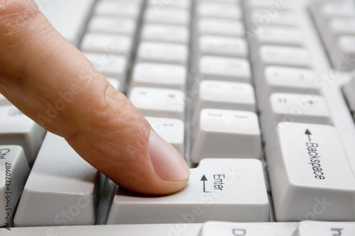 Fotografie finger presses the key