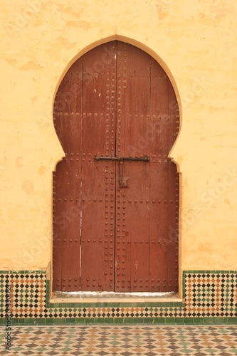 porte marron d'une demeure marocaine