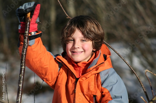 portrait d'enfant tenant un baton