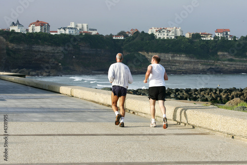 hommes entrain de faire leur jogging photo