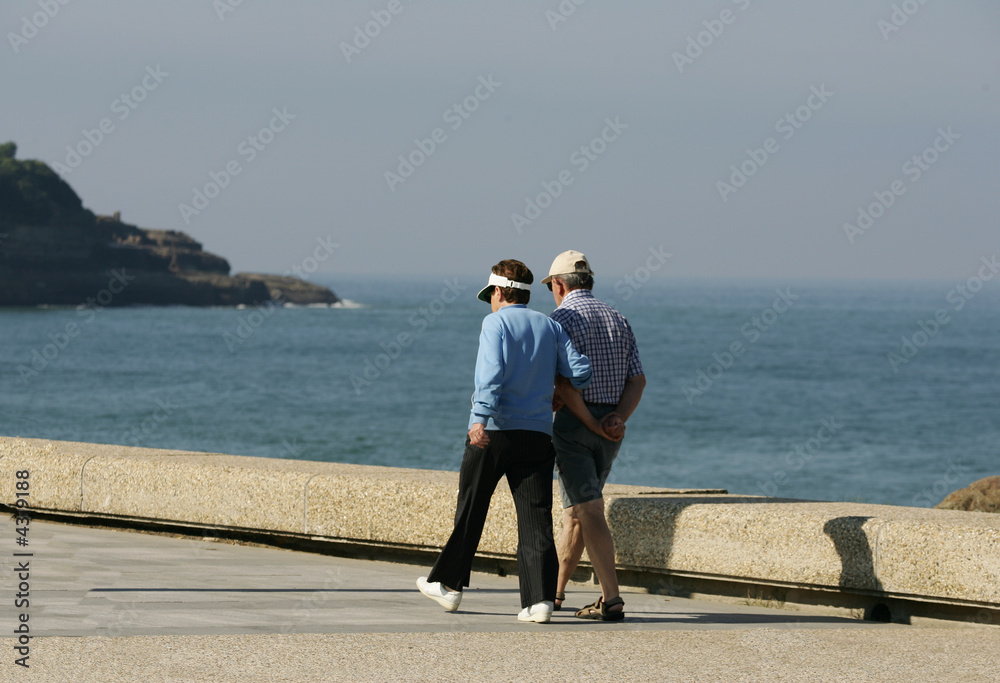personnes âgées qui se promènent en bord de mer personnes âgées qui se promènent en bord de mer