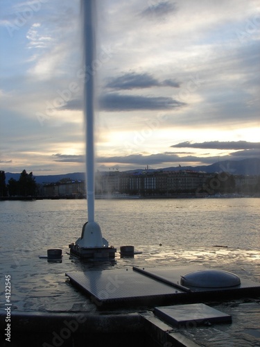 Wasser schießt in den Himmel