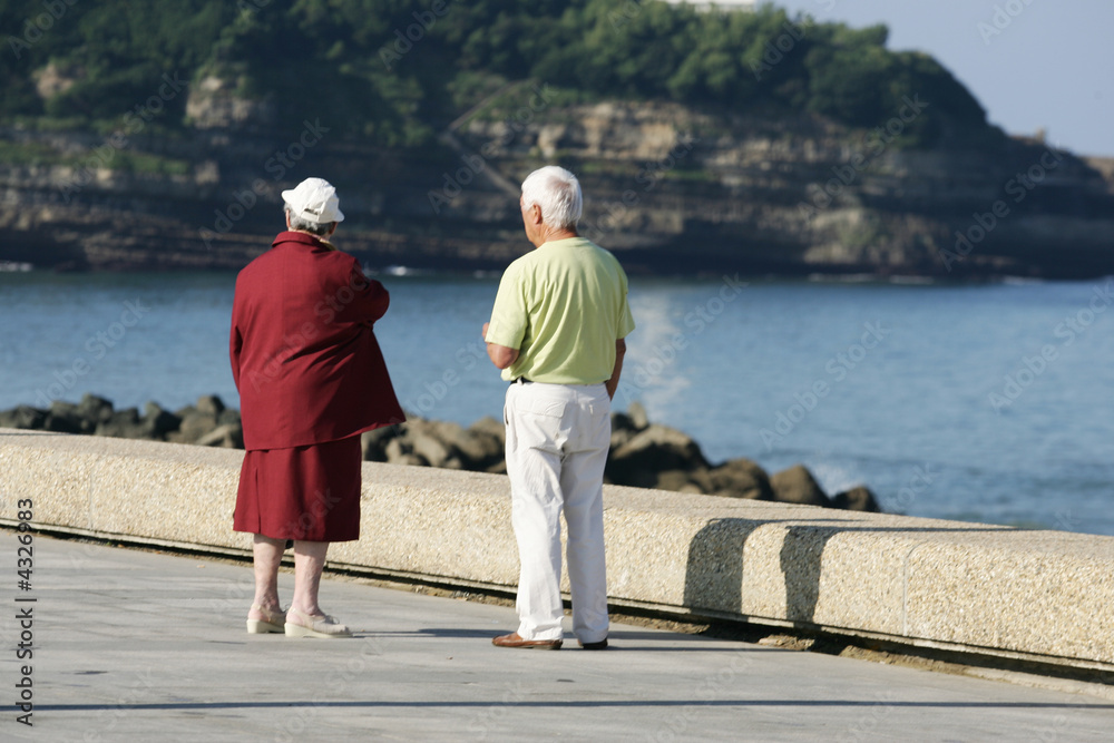 couple de personnes âgés qui regarde la mer