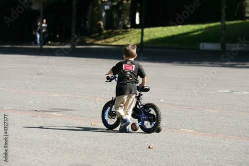 petit garçon qui marche avec son vélo