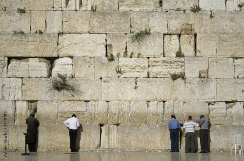 Obraz na plátně men praying next to the wailing wall, jerusalem,israel