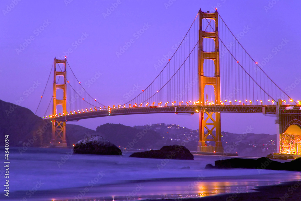 Fototapeta premium golden gate bridge at night, lights reflection in water