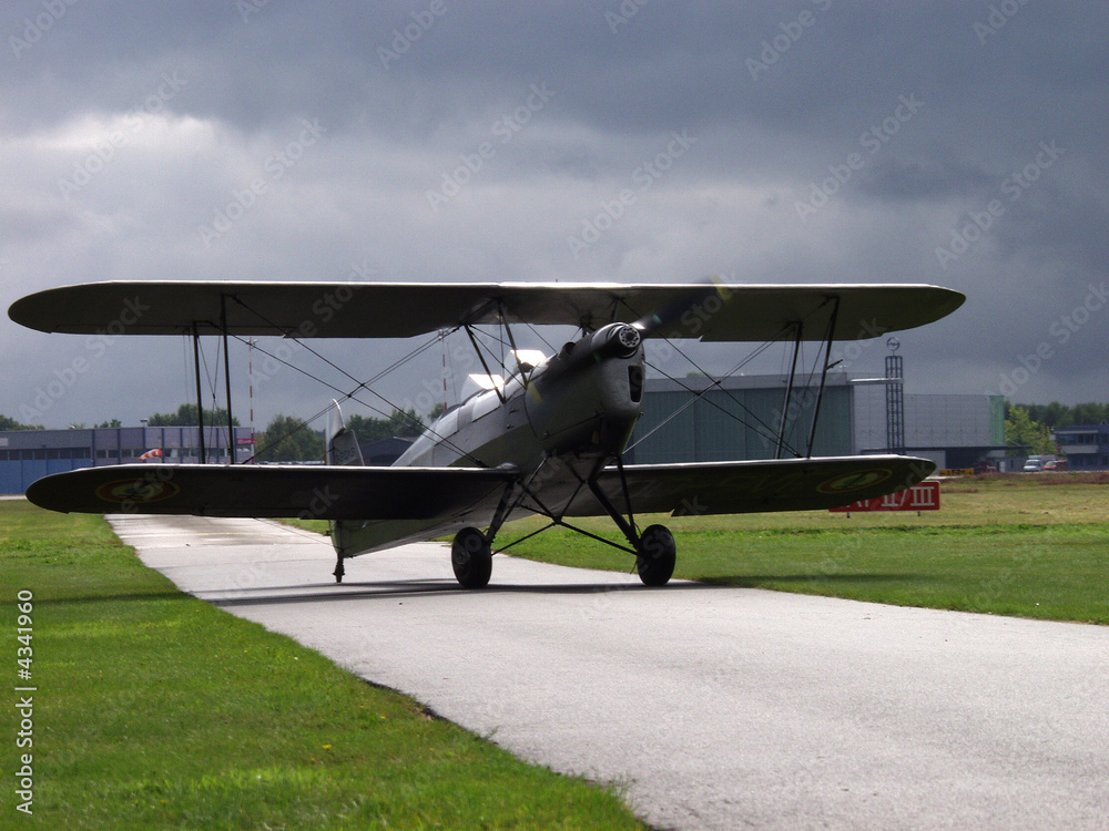 Flugzeug Oldtimer Doppeldecker Stock Foto Adobe Stock flugzeug-oldtimer-doppeldecker-stock-foto-adobe-stock