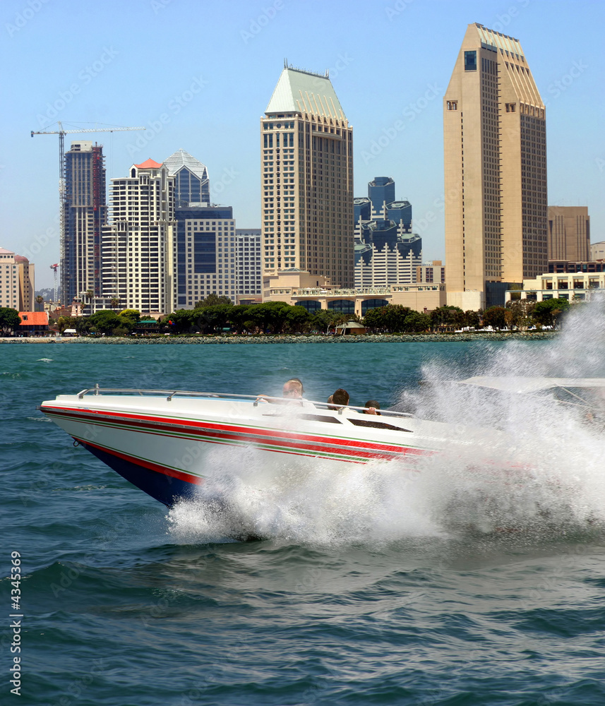 Obraz premium Racing boat in San Diego modern buildings