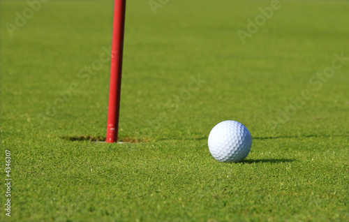 balle de golf près du trou