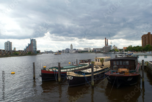 Fototapeta Naklejka Na Ścianę i Meble -  Wharf on the Thames