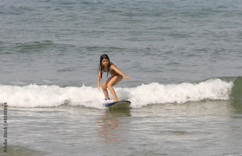 petite fille qui fait du surf