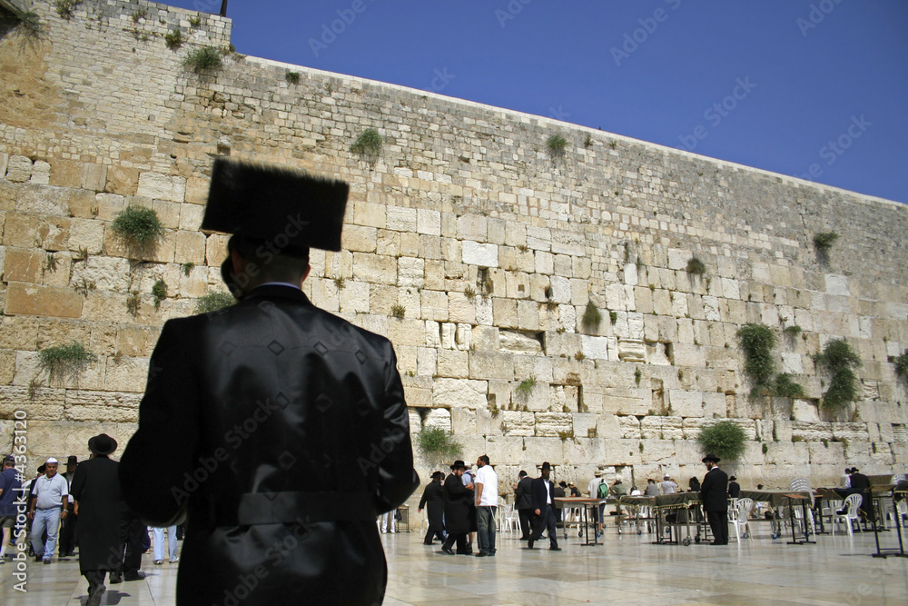 Fototapeta premium Hasidic jews at the wailing western wall, israel