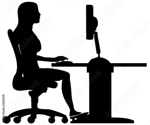Silhouette de femme travaillant sur son ordinateur