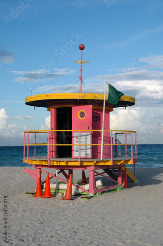 Pink Art Deco Lifeguard Tower in South Beach © abstrand