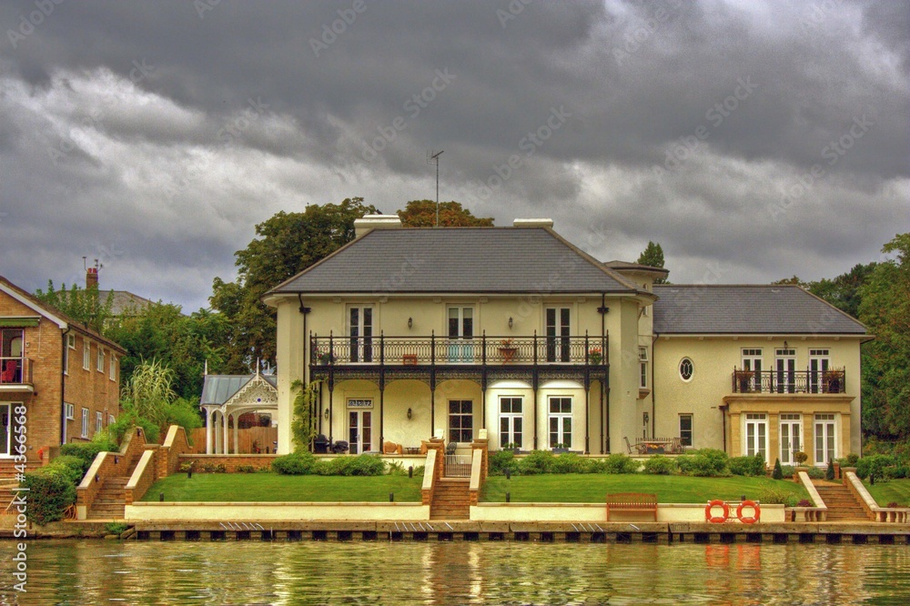 Obraz premium House by the river