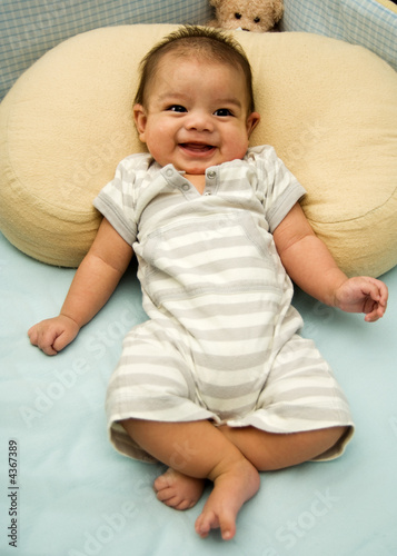 Принти на полотні Happy baby in crib