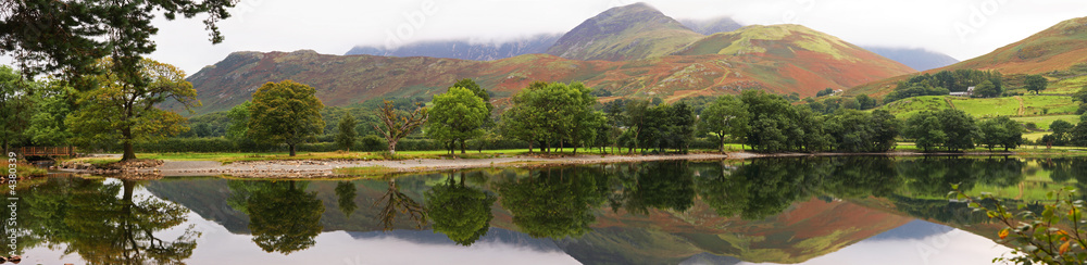 Obraz premium Autumn reflection panorama