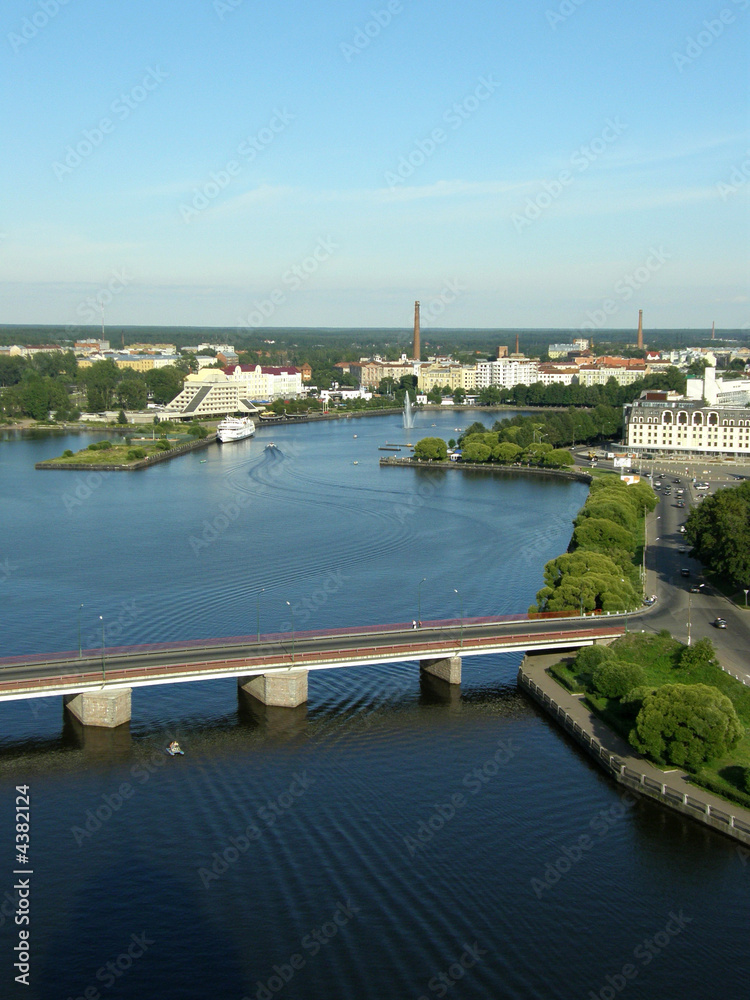 Obraz premium The bridge through the river