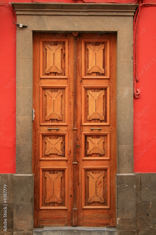 puerta roja y dorada en arucas Gran Canaria