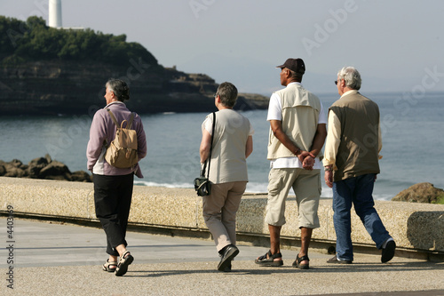 groupe de retraités qui se proménent