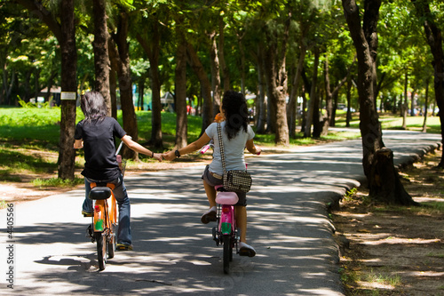 Wallpaper Mural Holding hands Torontodigital.ca