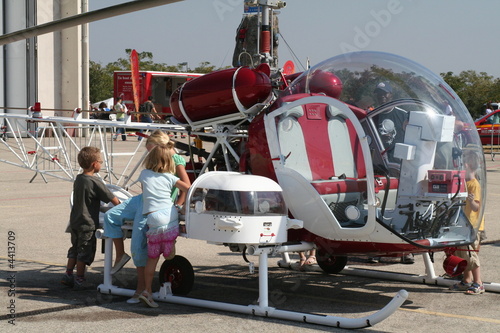 enfants admirant un hélicoptère