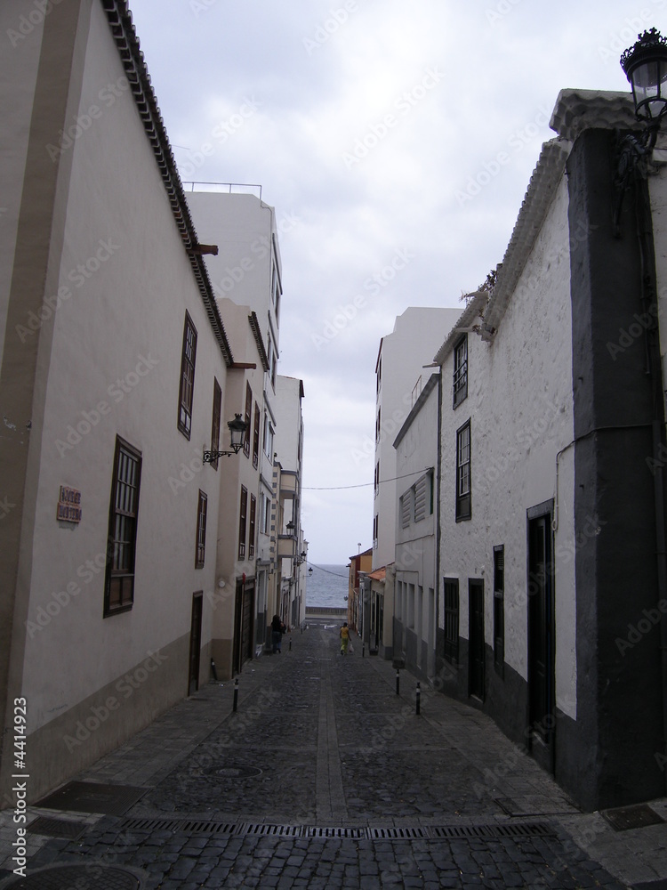 Enge gasse in einer spanischer kleinstadt