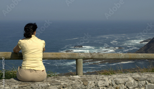 Mujer mirando al mar