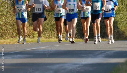 peloton de marathoniens sur route