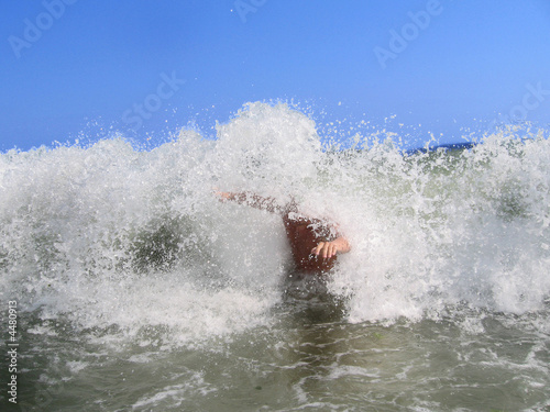 man in wave © Vitaliy