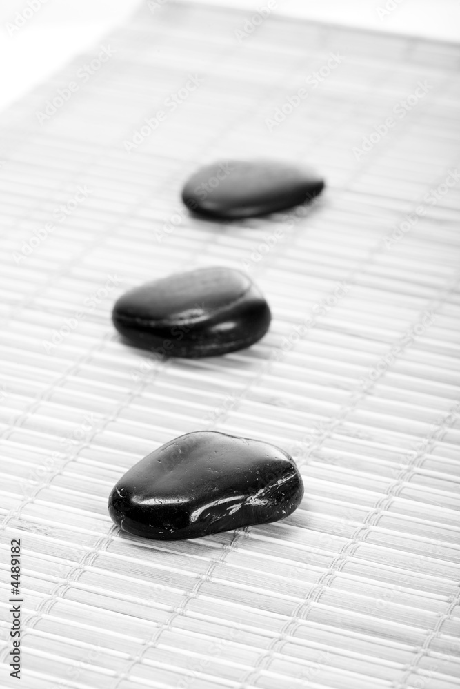 Drei Zen-Steine auf Bambusmatte, sw