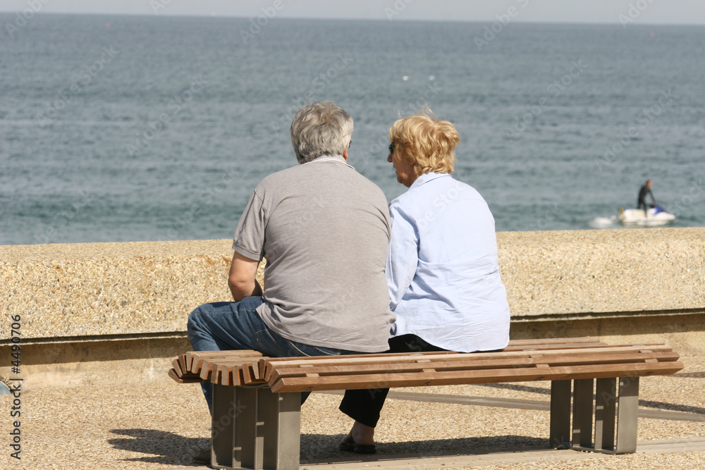 couple de retraités assis sur un banc