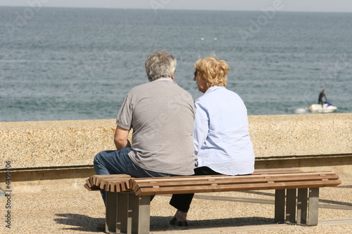 couple de retraités assis sur un banc © bacalao