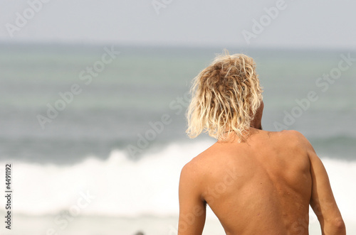 surfeur blond qui regarde la mer