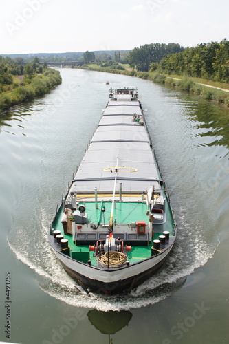 Fototapete Barge carries freight on a canal