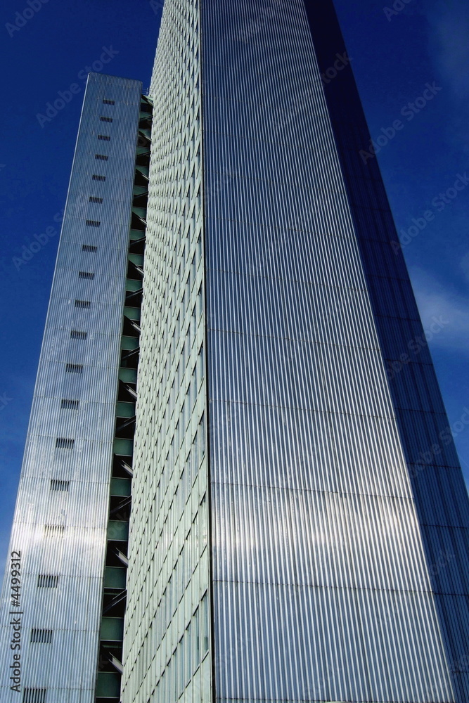 Obraz premium Dreischeibenhaus Düsseldorf in Seitenansicht