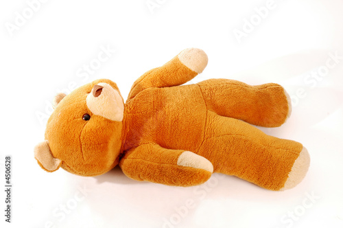 Oso de peluche tumbado