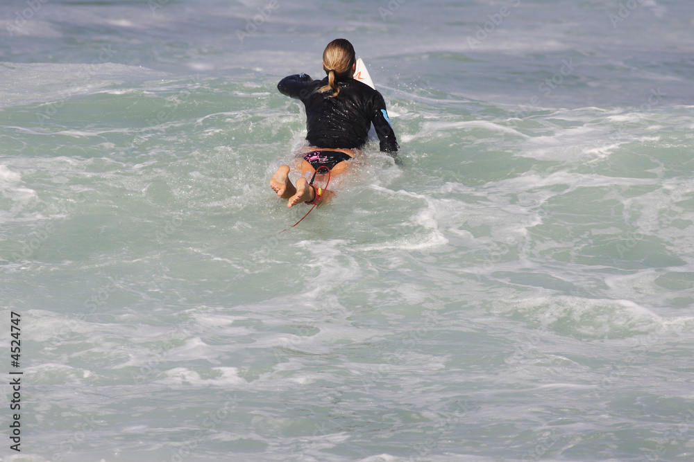 femme qui rame sur sa planche de surf Stock Photo | Adobe Stock