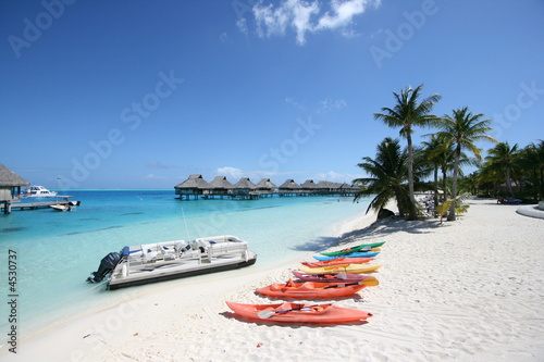 Barcas en la Playa de Bora Bora photo