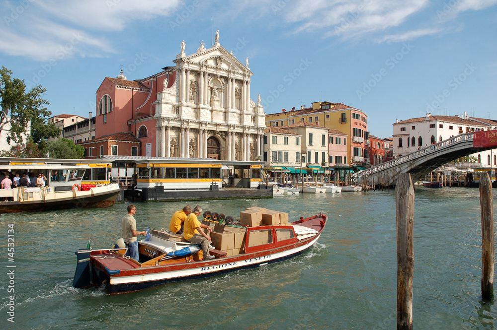 Venise, barque et canal