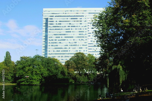 Düsseldorfer Hofgarten mit Dreischeibenhaus photo