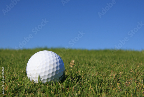balle de golf sous le ciel bleu