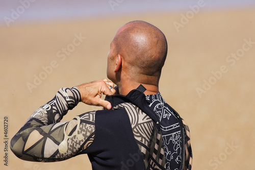 homme chauve sur la plage photo