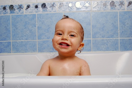 bébé dans son bain Fototapet