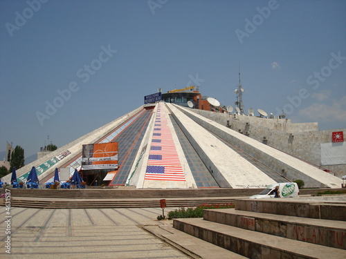 Pyramide de Tirane photo