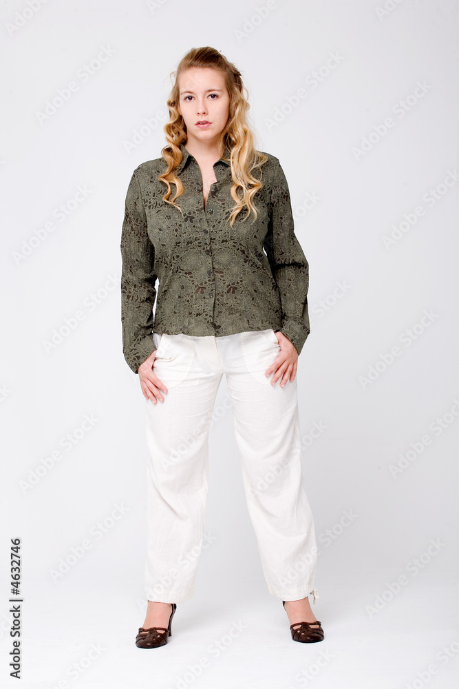 Junge Frau im lässigen Freizeit-Look Junge Frau im lässigen Freizeit-Look