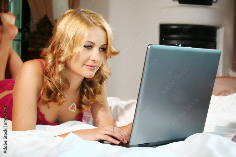 © Doreen Salcher - beauty woman working in bed